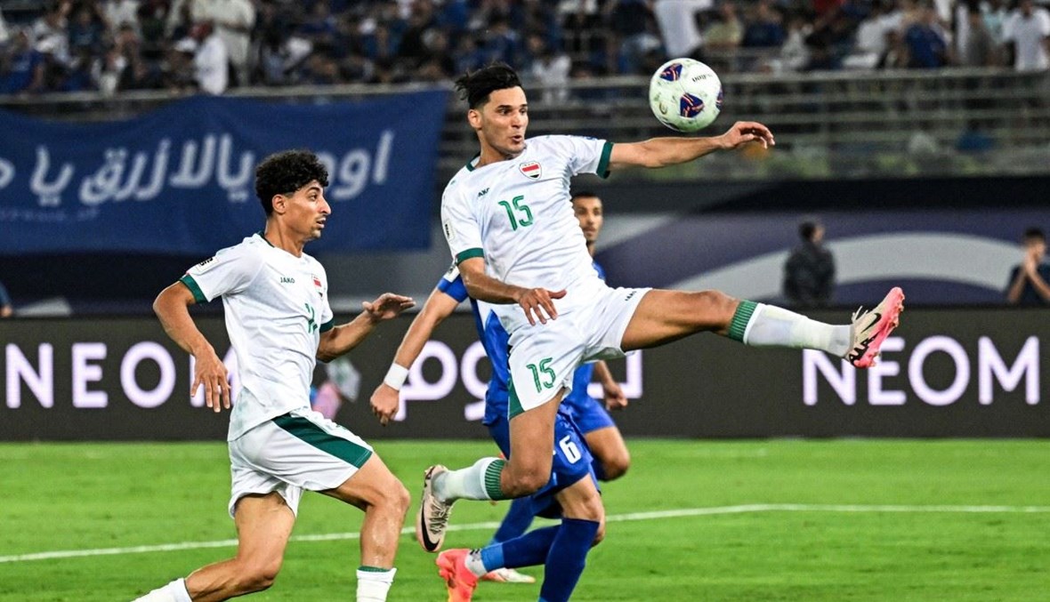 تعادل منتخبا العراق والكويت سلبياً اليوم في الجولة الثانية من تصفيات كأس العالم 2026، على ملعب "جابر الأحمد الدولي". المباراة شهدت طرد اللاعب العراقي ريبين سولاقا، ما أجبر العراق على اللعب بـ10 لاعبين. بهذا التعادل، احتل العراق المركز الثالث برصيد 4 نقاط، فيما جاءت الكويت في المركز الرابع برصيد نقطتين. نتيجة المباراة أعادت تشكيل ترتيب المجموعة "ب"، مع بقاء فرص التأهل مفتوحة للجميع في الجولات المقبلة.