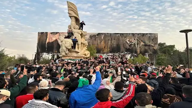 النصر السوري: مشاعل أمل في فجر الثامن من ديسمبر دمشق – خاص بعد سنوات طويلة من المعاناة والظلم والحرمان، أكرم الله أهلنا في سوريا بالنصر الذي طال انتظاره، ليكون فجر الثامن من ديسمبر 2024م نقطة فارقة في مسار الثورة السورية المباركة. فبفضل الله، ثم بتضحيات أبناء سوريا الأبرار وصمودهم، تمكنت فصائل الثورة السورية من تحقيق إنجاز عسكري وسياسي كبير تمثل في تحرير العاصمة دمشق، إيذانًا ببدء عهد جديد يعيد للشعب السوري حريته وكرامته.